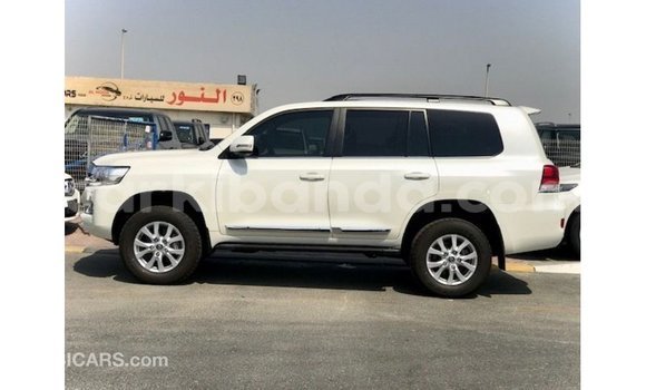 Nunua Imported Toyota Land Cruiser Nyeupe Gari ndani ya Import - Dubai nchini Uganda Nunua Imported Toyota Land Cruiser Nyeupe Gari ndani ya Import - Dubai nchini Uganda