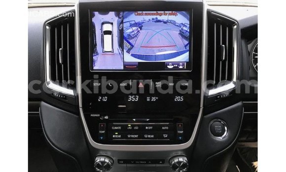 Nunua Imported Toyota Land Cruiser Nyeupe Gari ndani ya Import - Dubai nchini Uganda Nunua Imported Toyota Land Cruiser Nyeupe Gari ndani ya Import - Dubai nchini Uganda