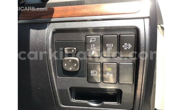 Nunua Imported Toyota Land Cruiser Nyeupe Gari ndani ya Import - Dubai nchini Uganda Nunua Imported Toyota Land Cruiser Nyeupe Gari ndani ya Import - Dubai nchini Uganda