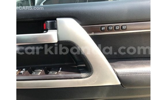 Nunua Imported Toyota Land Cruiser Nyeupe Gari ndani ya Import - Dubai nchini Uganda Nunua Imported Toyota Land Cruiser Nyeupe Gari ndani ya Import - Dubai nchini Uganda