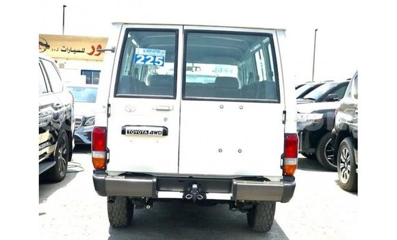 Gura Imported Toyota Land Cruiser White Imodoka i Import - Dubai mu Uganda Gura Imported Toyota Land Cruiser White Imodoka i Import - Dubai mu Uganda