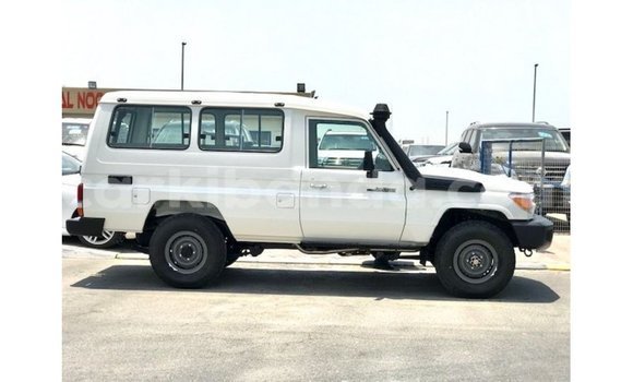 Gura Imported Toyota Land Cruiser White Imodoka i Import - Dubai mu Uganda Gura Imported Toyota Land Cruiser White Imodoka i Import - Dubai mu Uganda