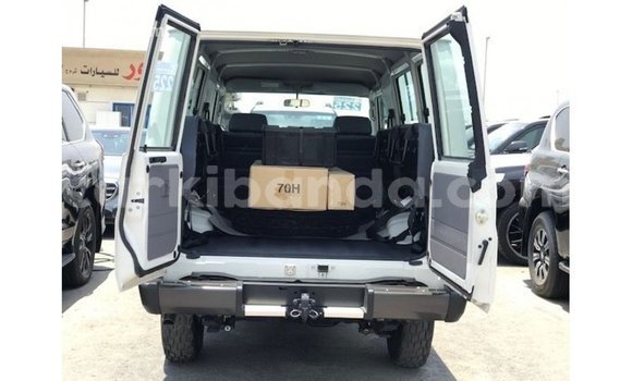 Gura Imported Toyota Land Cruiser White Imodoka i Import - Dubai mu Uganda Gura Imported Toyota Land Cruiser White Imodoka i Import - Dubai mu Uganda