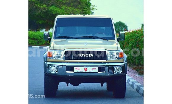 Acheter Import Voiture Toyota Land Cruiser Beige à Import - Dubai, Ouganda Acheter Import Voiture Toyota Land Cruiser Beige à Import - Dubai, Ouganda