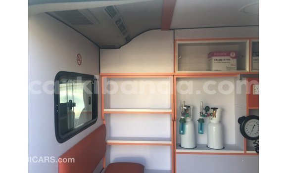 Acheter Import Voiture Toyota Hiace Blanc à Import - Dubai, Ouganda Acheter Import Voiture Toyota Hiace Blanc à Import - Dubai, Ouganda