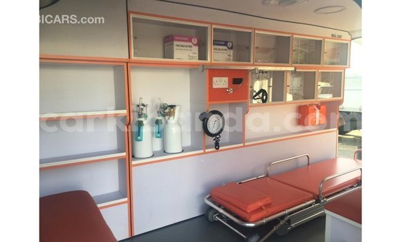 Acheter Import Voiture Toyota Hiace Blanc à Import - Dubai, Ouganda Acheter Import Voiture Toyota Hiace Blanc à Import - Dubai, Ouganda