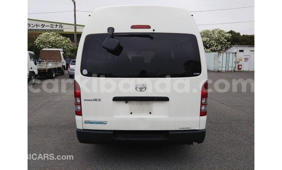 Acheter Import Voiture Toyota Hiace Blanc à Import - Dubai, Ouganda Acheter Import Voiture Toyota Hiace Blanc à Import - Dubai, Ouganda