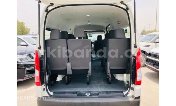 Acheter Import Voiture Toyota Hiace Blanc à Import - Dubai, Ouganda Acheter Import Voiture Toyota Hiace Blanc à Import - Dubai, Ouganda