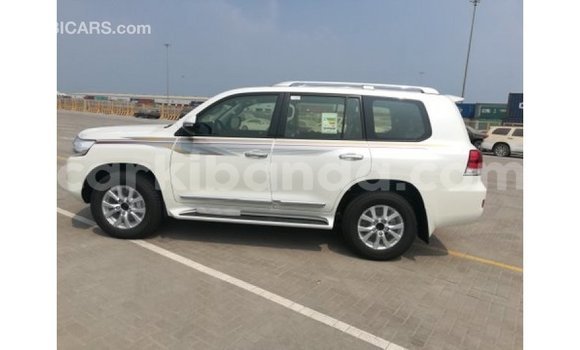 Acheter Import Voiture Toyota Land Cruiser Blanc à Import - Dubai, Ouganda Acheter Import Voiture Toyota Land Cruiser Blanc à Import - Dubai, Ouganda