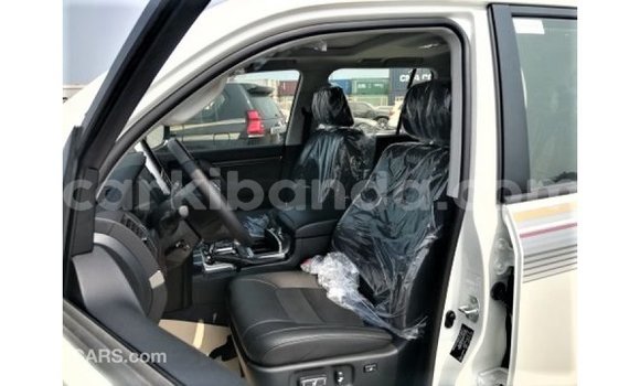 Acheter Import Voiture Toyota Land Cruiser Blanc à Import - Dubai, Ouganda Acheter Import Voiture Toyota Land Cruiser Blanc à Import - Dubai, Ouganda