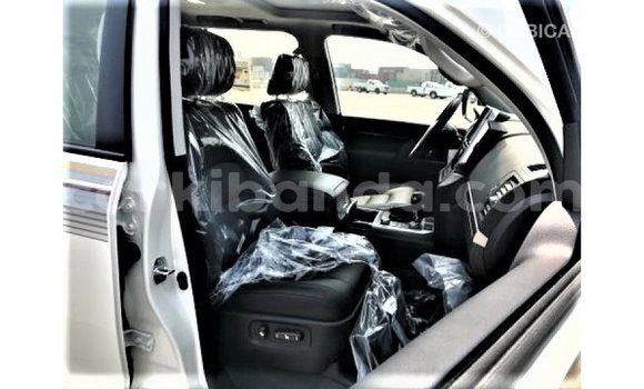 Acheter Import Voiture Toyota Land Cruiser Blanc à Import - Dubai, Ouganda Acheter Import Voiture Toyota Land Cruiser Blanc à Import - Dubai, Ouganda