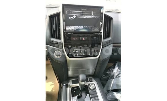 Acheter Import Voiture Toyota Land Cruiser Blanc à Import - Dubai, Ouganda Acheter Import Voiture Toyota Land Cruiser Blanc à Import - Dubai, Ouganda