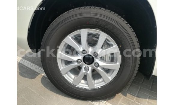 Acheter Import Voiture Toyota Land Cruiser Blanc à Import - Dubai, Ouganda Acheter Import Voiture Toyota Land Cruiser Blanc à Import - Dubai, Ouganda