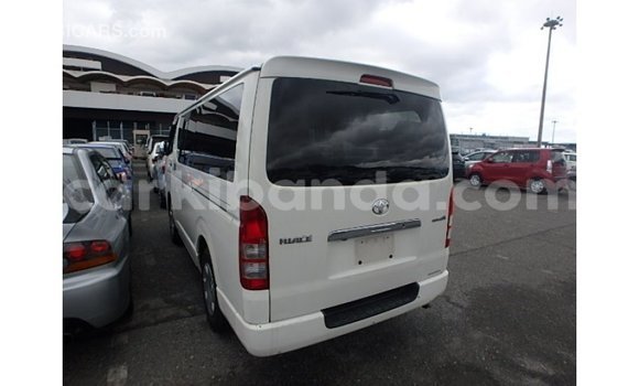 Acheter Import Voiture Toyota Hiace Blanc à Import - Dubai, Ouganda Acheter Import Voiture Toyota Hiace Blanc à Import - Dubai, Ouganda