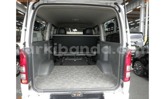 Acheter Import Voiture Toyota Hiace Blanc à Import - Dubai, Ouganda Acheter Import Voiture Toyota Hiace Blanc à Import - Dubai, Ouganda