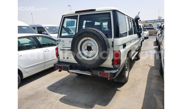 Acheter Import Voiture Toyota Land Cruiser Blanc à Import - Dubai, Ouganda Acheter Import Voiture Toyota Land Cruiser Blanc à Import - Dubai, Ouganda