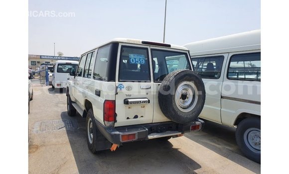 Acheter Import Voiture Toyota Land Cruiser Blanc à Import - Dubai, Ouganda Acheter Import Voiture Toyota Land Cruiser Blanc à Import - Dubai, Ouganda
