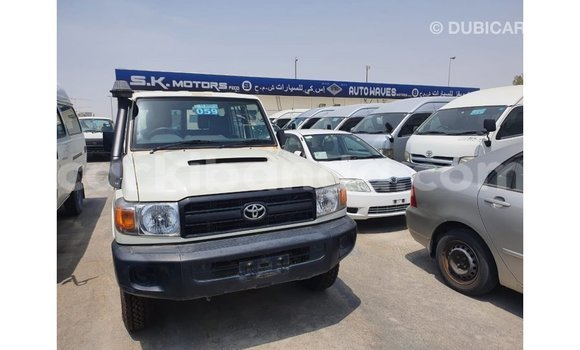 Acheter Import Voiture Toyota Land Cruiser Blanc à Import - Dubai, Ouganda Acheter Import Voiture Toyota Land Cruiser Blanc à Import - Dubai, Ouganda