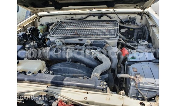 Acheter Import Voiture Toyota Land Cruiser Blanc à Import - Dubai, Ouganda Acheter Import Voiture Toyota Land Cruiser Blanc à Import - Dubai, Ouganda