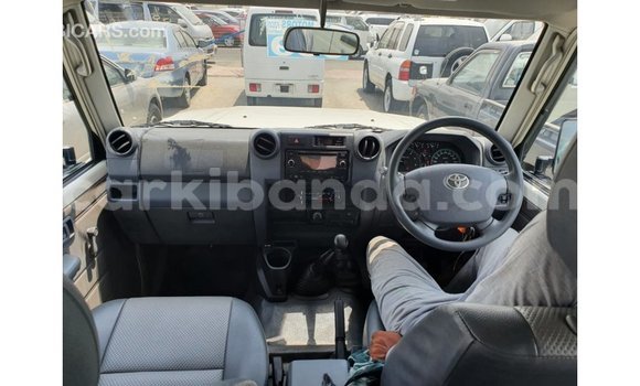 Acheter Import Voiture Toyota Land Cruiser Blanc à Import - Dubai, Ouganda Acheter Import Voiture Toyota Land Cruiser Blanc à Import - Dubai, Ouganda
