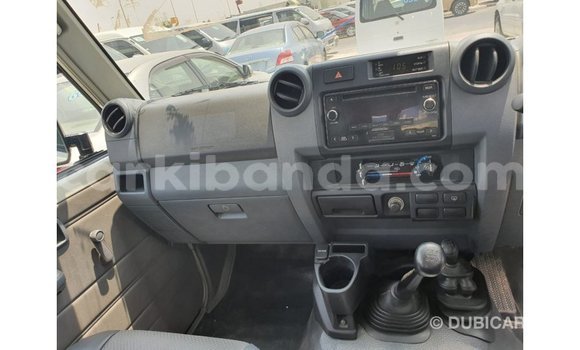 Acheter Import Voiture Toyota Land Cruiser Blanc à Import - Dubai, Ouganda Acheter Import Voiture Toyota Land Cruiser Blanc à Import - Dubai, Ouganda