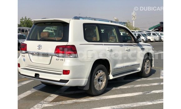 Acheter Import Voiture Toyota Land Cruiser Blanc à Import - Dubai, Ouganda Acheter Import Voiture Toyota Land Cruiser Blanc à Import - Dubai, Ouganda