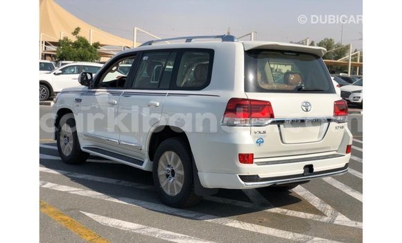 Acheter Import Voiture Toyota Land Cruiser Blanc à Import - Dubai, Ouganda Acheter Import Voiture Toyota Land Cruiser Blanc à Import - Dubai, Ouganda