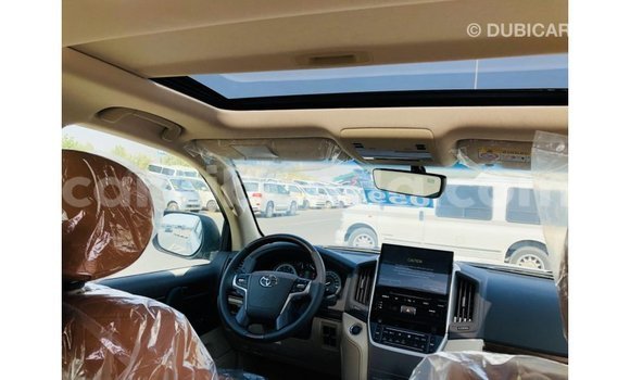 Acheter Import Voiture Toyota Land Cruiser Blanc à Import - Dubai, Ouganda Acheter Import Voiture Toyota Land Cruiser Blanc à Import - Dubai, Ouganda