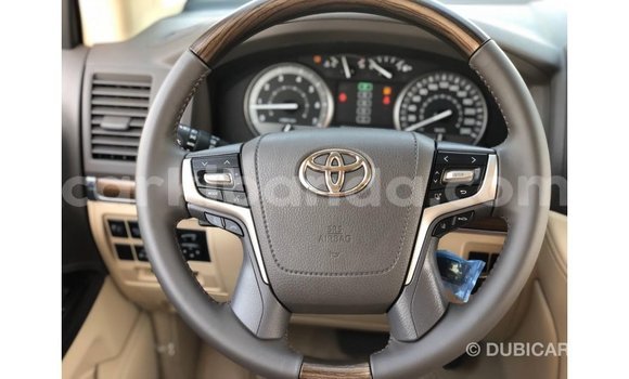 Acheter Import Voiture Toyota Land Cruiser Blanc à Import - Dubai, Ouganda Acheter Import Voiture Toyota Land Cruiser Blanc à Import - Dubai, Ouganda