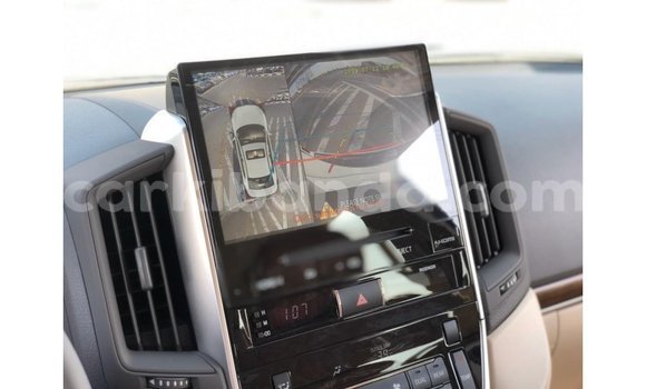 Acheter Import Voiture Toyota Land Cruiser Blanc à Import - Dubai, Ouganda Acheter Import Voiture Toyota Land Cruiser Blanc à Import - Dubai, Ouganda