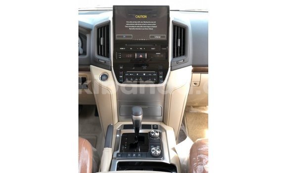 Acheter Import Voiture Toyota Land Cruiser Blanc à Import - Dubai, Ouganda Acheter Import Voiture Toyota Land Cruiser Blanc à Import - Dubai, Ouganda