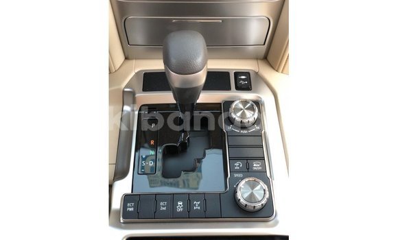 Acheter Import Voiture Toyota Land Cruiser Blanc à Import - Dubai, Ouganda Acheter Import Voiture Toyota Land Cruiser Blanc à Import - Dubai, Ouganda