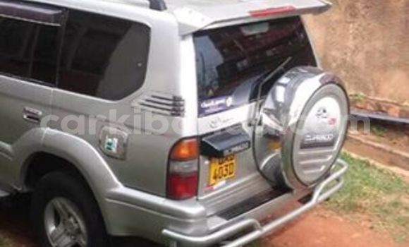 Gura Yakoze Toyota Land Cruiser Silver Imodoka i Kampala mu Uganda Gura Yakoze Toyota Land Cruiser Silver Imodoka i Kampala mu Uganda