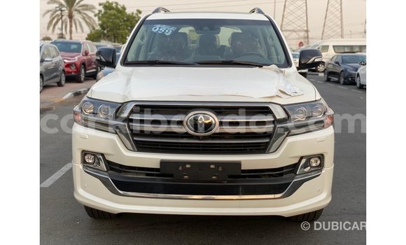 Nunua Imported Toyota Land Cruiser Nyeupe Gari ndani ya Import - Dubai nchini Uganda Nunua Imported Toyota Land Cruiser Nyeupe Gari ndani ya Import - Dubai nchini Uganda
