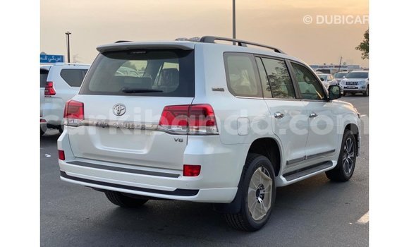 Nunua Imported Toyota Land Cruiser Nyeupe Gari ndani ya Import - Dubai nchini Uganda Nunua Imported Toyota Land Cruiser Nyeupe Gari ndani ya Import - Dubai nchini Uganda