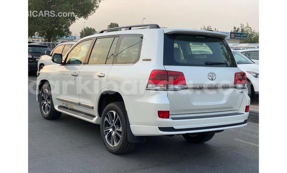 Nunua Imported Toyota Land Cruiser Nyeupe Gari ndani ya Import - Dubai nchini Uganda Nunua Imported Toyota Land Cruiser Nyeupe Gari ndani ya Import - Dubai nchini Uganda