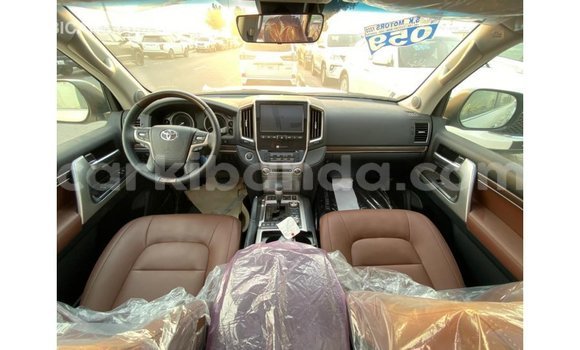 Nunua Imported Toyota Land Cruiser Nyeupe Gari ndani ya Import - Dubai nchini Uganda Nunua Imported Toyota Land Cruiser Nyeupe Gari ndani ya Import - Dubai nchini Uganda