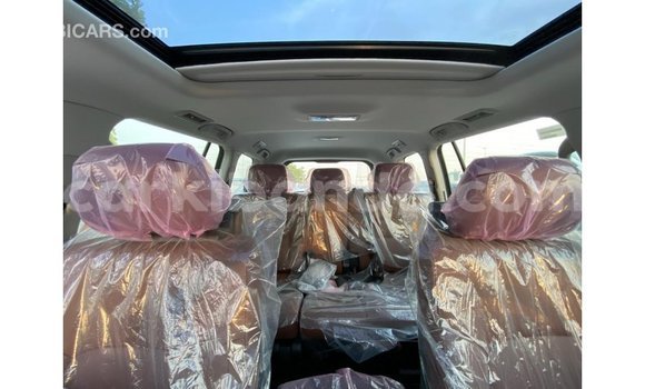 Nunua Imported Toyota Land Cruiser Nyeupe Gari ndani ya Import - Dubai nchini Uganda Nunua Imported Toyota Land Cruiser Nyeupe Gari ndani ya Import - Dubai nchini Uganda