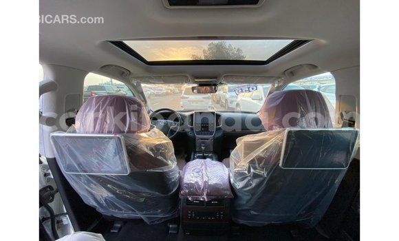Nunua Imported Toyota Land Cruiser Nyeupe Gari ndani ya Import - Dubai nchini Uganda Nunua Imported Toyota Land Cruiser Nyeupe Gari ndani ya Import - Dubai nchini Uganda