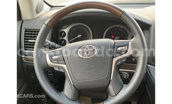 Nunua Imported Toyota Land Cruiser Nyeupe Gari ndani ya Import - Dubai nchini Uganda Nunua Imported Toyota Land Cruiser Nyeupe Gari ndani ya Import - Dubai nchini Uganda