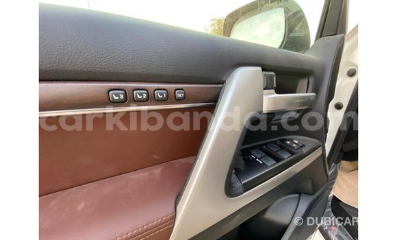 Nunua Imported Toyota Land Cruiser Nyeupe Gari ndani ya Import - Dubai nchini Uganda Nunua Imported Toyota Land Cruiser Nyeupe Gari ndani ya Import - Dubai nchini Uganda