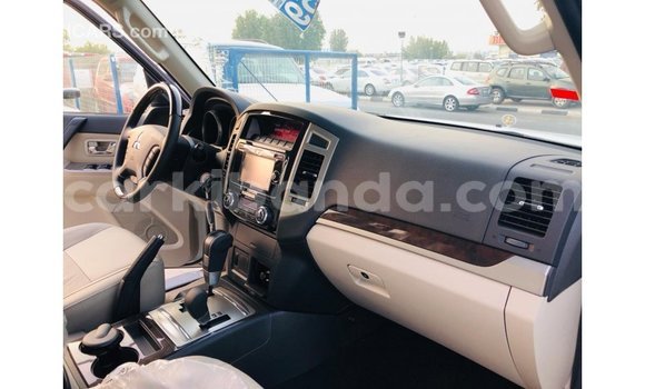 Nunua Imported Mitsubishi Pajero Nyeupe Gari ndani ya Import - Dubai nchini Uganda Nunua Imported Mitsubishi Pajero Nyeupe Gari ndani ya Import - Dubai nchini Uganda