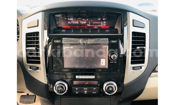 Nunua Imported Mitsubishi Pajero Nyeupe Gari ndani ya Import - Dubai nchini Uganda Nunua Imported Mitsubishi Pajero Nyeupe Gari ndani ya Import - Dubai nchini Uganda