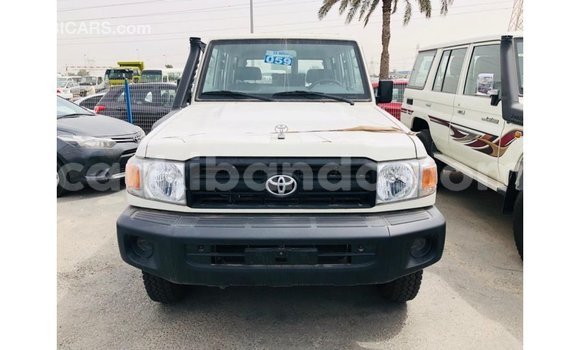 Acheter Import Voiture Toyota Land Cruiser Blanc à Import - Dubai, Ouganda Acheter Import Voiture Toyota Land Cruiser Blanc à Import - Dubai, Ouganda