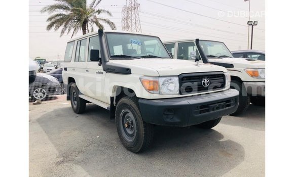 Acheter Import Voiture Toyota Land Cruiser Blanc à Import - Dubai, Ouganda Acheter Import Voiture Toyota Land Cruiser Blanc à Import - Dubai, Ouganda