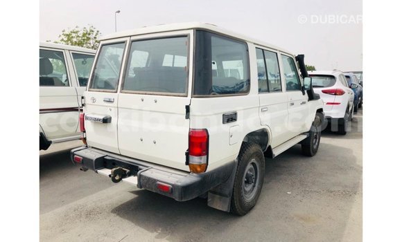Acheter Import Voiture Toyota Land Cruiser Blanc à Import - Dubai, Ouganda Acheter Import Voiture Toyota Land Cruiser Blanc à Import - Dubai, Ouganda