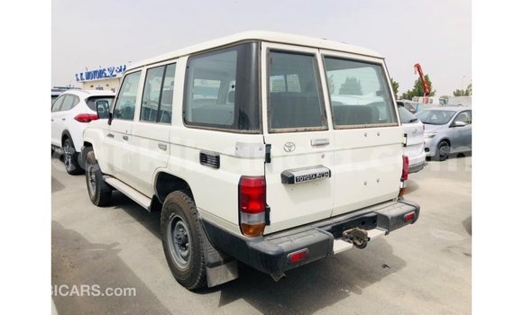 Acheter Import Voiture Toyota Land Cruiser Blanc à Import - Dubai, Ouganda Acheter Import Voiture Toyota Land Cruiser Blanc à Import - Dubai, Ouganda
