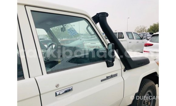 Acheter Import Voiture Toyota Land Cruiser Blanc à Import - Dubai, Ouganda Acheter Import Voiture Toyota Land Cruiser Blanc à Import - Dubai, Ouganda