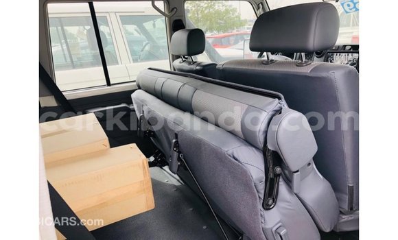 Acheter Import Voiture Toyota Land Cruiser Blanc à Import - Dubai, Ouganda Acheter Import Voiture Toyota Land Cruiser Blanc à Import - Dubai, Ouganda