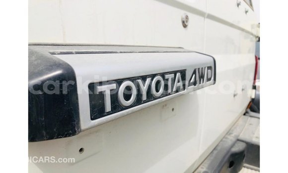 Acheter Import Voiture Toyota Land Cruiser Blanc à Import - Dubai, Ouganda Acheter Import Voiture Toyota Land Cruiser Blanc à Import - Dubai, Ouganda